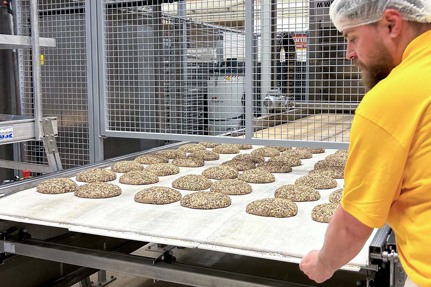 Bäckermeister prüft zufrieden die Qualität der Backwaren im MIWE ideal Ofen