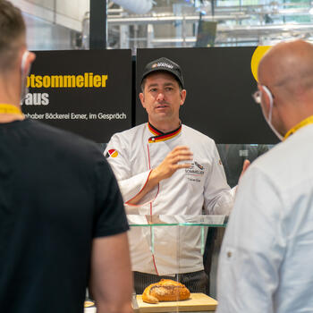 Bei Workshops, Seminaren und Veranstaltungen aller Art bringen wir Interessenten die Welt des Ladenbackens im LBC näher. Hier zu Gast: Brotsommelier Tobias Exner bei der MIWE expo. 