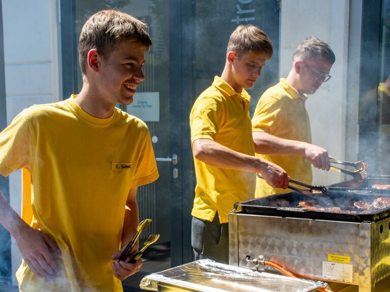 MIWE Azubis grillen für einen guten Zweck