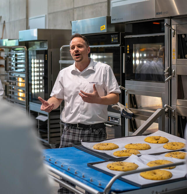 Bei Workshops, Seminaren und Veranstaltungen aller Art bringen wir Interessenten die Welt des Ladenbackens im LBC näher. Hier zu Gast: Brotsommelier Tobias Exner bei der MIWE expo.