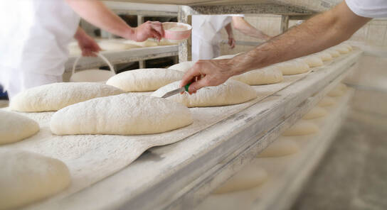 Wypiek chleba w piekarni